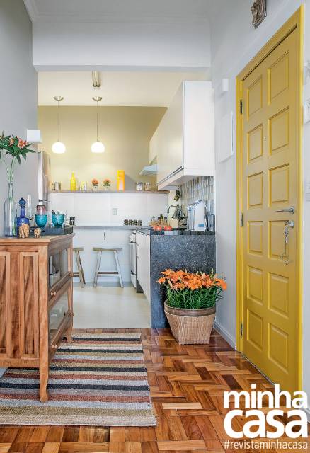 Antes e depois: reforma em apê estiloso dobra tamanho do hall e integra cozinha