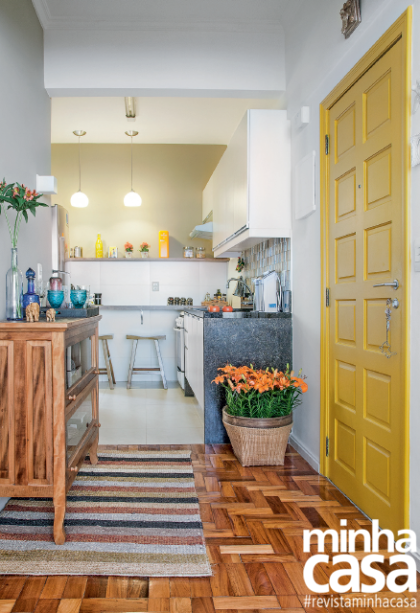 A entrada se valoriza com a pintura amarela da porta (Mostarda Quente, ref. 20YY 34/700, da Coral) e o bufê de madeira de demolição, trazido de uma viagem a Tiradentes, MG. A entrada se valoriza com a pintura amarela da porta (Mostarda Quente, ref. 20YY 34/700, da Coral) e o bufê de madeira de demolição, trazido de uma viagem a Tiradentes, MG.