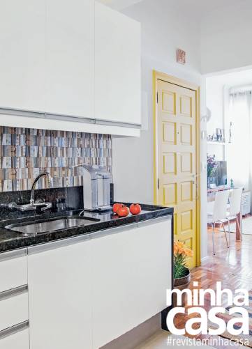 Antes e depois: reforma em apê estiloso dobra tamanho do hall e integra cozinha