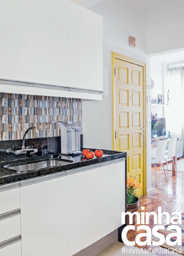 Para a conquista de um hall maior, a cozinha perdeu uma de suas paredes, abrindo-se para a ala social. Para a conquista de um hall maior, a cozinha perdeu uma de suas paredes, abrindo-se para a ala social.