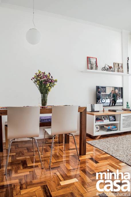 Antes e depois: reforma em apê estiloso dobra tamanho do hall e integra cozinha