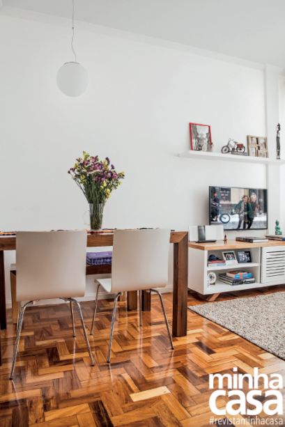 Na sala, foi mantido o taco original de madeira. Na sala, foi mantido o taco original de madeira.