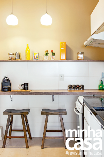 Por ter medidas enxutas, o cômodo não comportava uma mesa, mas Gislaine fez questão de uma bancada para refeições rápidas. Por ter medidas enxutas, o cômodo não comportava uma mesa, mas Gislaine fez questão de uma bancada para refeições rápidas.