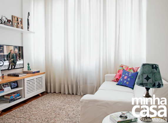 No estar, o branco prevalece. Novamente, a proposta foi deixar a ambientação mais luminosa e inserir apenas alguns pontos de cor. No estar, o branco prevalece. Novamente, a proposta foi deixar a ambientação mais luminosa e inserir apenas alguns pontos de cor.