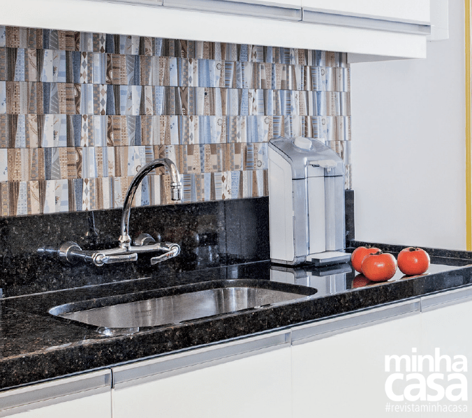 Um porcelanato que imita mosaico valoriza o trecho acima da pia. Um porcelanato que imita mosaico valoriza o trecho acima da pia.