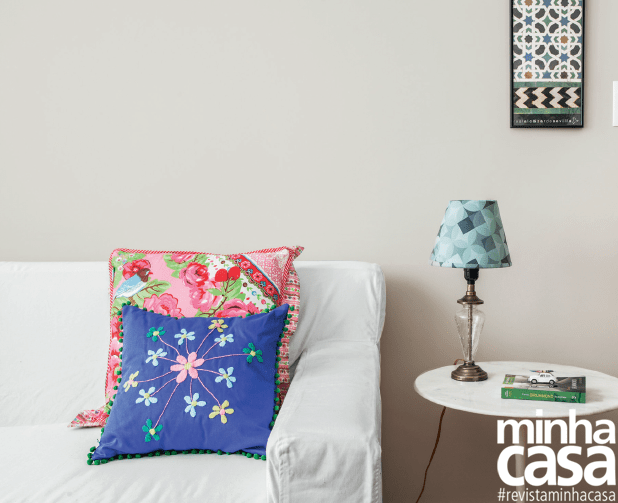 O abajur, comprado em um antiquário, teve a cúpula revitalizada pela moradora com papel estampado. O abajur, comprado em um antiquário, teve a cúpula revitalizada pela moradora com papel estampado.