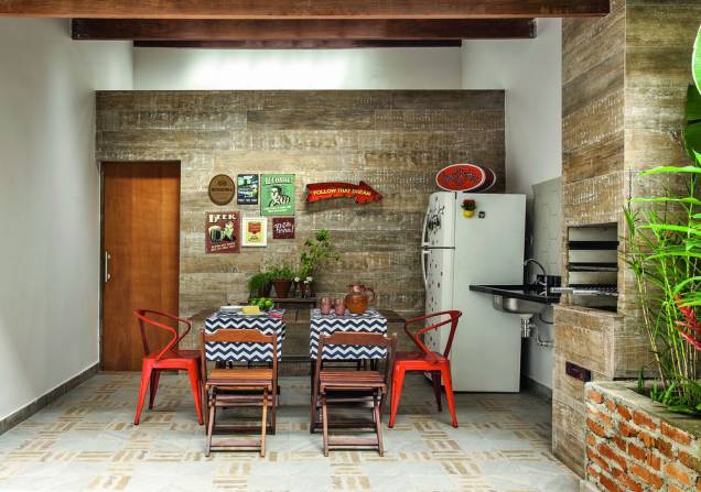 <span>Na porção coberta do quintal acomodou-se um espaço gourmet, com direito a mesa, pia, geladeira e churrasqueira – o modelo pré-moldado foi fechado com drywall do tipo RF (resistente ao fogo). Porcelanatos cobrem todas as superfícies: no piso, foi aplicado o Duo, da Eliane; nas paredes, a escolha recaiu sobre Ibirapuera Patina, da Portobello (Leroy Merlin).</span> <span>Na porção coberta do quintal acomodou-se um espaço gourmet, com direito a mesa, pia, geladeira e churrasqueira – o modelo pré-moldado foi fechado com drywall do tipo RF (resistente ao fogo). Porcelanatos cobrem todas as superfícies: no piso, foi aplicado o Duo, da Eliane; nas paredes, a escolha recaiu sobre Ibirapuera Patina, da Portobello (Leroy Merlin).</span>