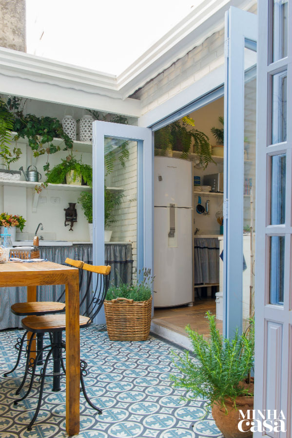 Varanda de apartamento é quintal particular com inspiração mediterrânea