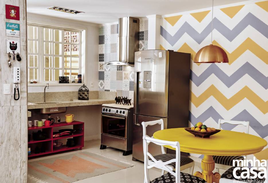 <span>Para usufruir de uma &aacute;rea social espa&ccedil;osa e clara, o casal abriu a cozinha para as salas de estar e jantar. Em nome da unidade visual, um &uacute;nico piso foi usado em toda a &aacute;rea.&nbsp;</span>