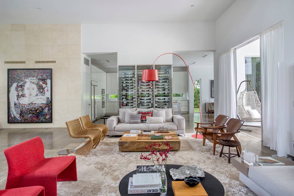 10-pe-direito-alto-arte-e-muito-espaco-aberto-confira-esta-casa-de-705-m-2_1000px Sala de estar com pé-direito duplo em miami