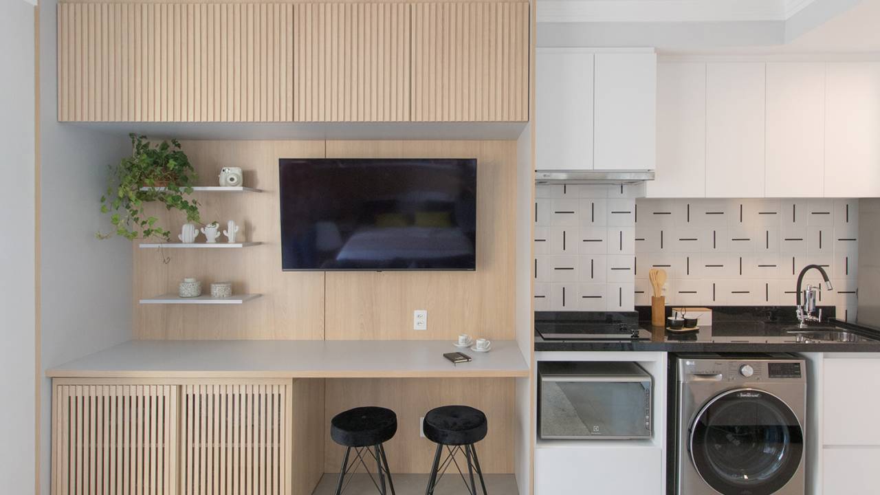 Apartamento compacto; bancada em madeira; bancada de pia; máquina de lavar
