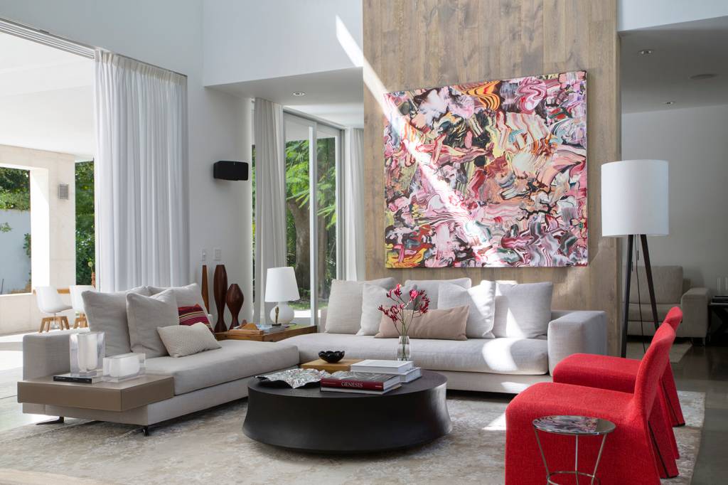 Pé direito alto, arte e muito espaço aberto: confira esta casa de 705 m²
