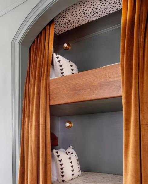 <span style="font-weight: 400"> Aproveite ao máximo os espaços inesperados. </span><span style="font-weight: 400">Adequado para uma criança e um adulto, esta caixa de beliche é uma façanha de design deslumbrante. A paleta de cores e o padrão do teto são relaxantes e modernos, e as cortinas dão mais privacidade e uma sensação de fortaleza, o que é inegavelmente atraente - mesmo para adultos.</span> <span style="font-weight: 400"> Aproveite ao máximo os espaços inesperados. </span><span style="font-weight: 400">Adequado para uma criança e um adulto, esta caixa de beliche é uma façanha de design deslumbrante. A paleta de cores e o padrão do teto são relaxantes e modernos, e as cortinas dão mais privacidade e uma sensação de fortaleza, o que é inegavelmente atraente - mesmo para adultos.</span>