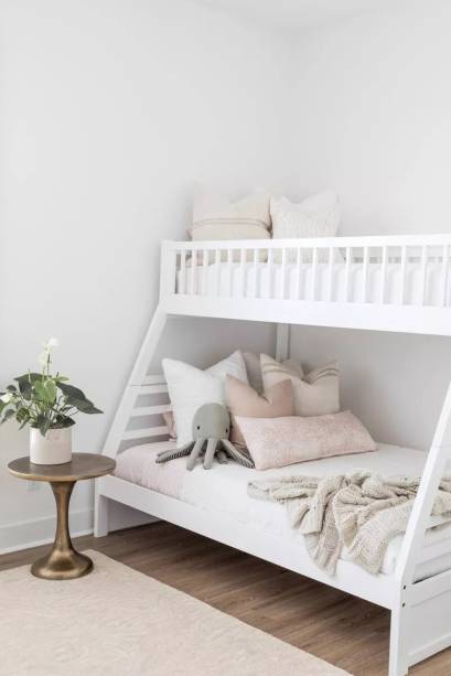 <span style="font-weight: 400">Abrace a calma dos neutros. </span><span style="font-weight: 400">Embora os tons primários brilhantes possam ser atraentes no início para as crianças, um quarto sereno também é muito apreciado. Depois de um longo dia de brincadeiras e trabalhos escolares, retirar-se para um quarto tranquilo - um com beliche - será um pequeno prazer. Este é outro exemplo de um quarto que não ficará sem graça em questão de meses.</span> <span style="font-weight: 400">Abrace a calma dos neutros. </span><span style="font-weight: 400">Embora os tons primários brilhantes possam ser atraentes no início para as crianças, um quarto sereno também é muito apreciado. Depois de um longo dia de brincadeiras e trabalhos escolares, retirar-se para um quarto tranquilo - um com beliche - será um pequeno prazer. Este é outro exemplo de um quarto que não ficará sem graça em questão de meses.</span>