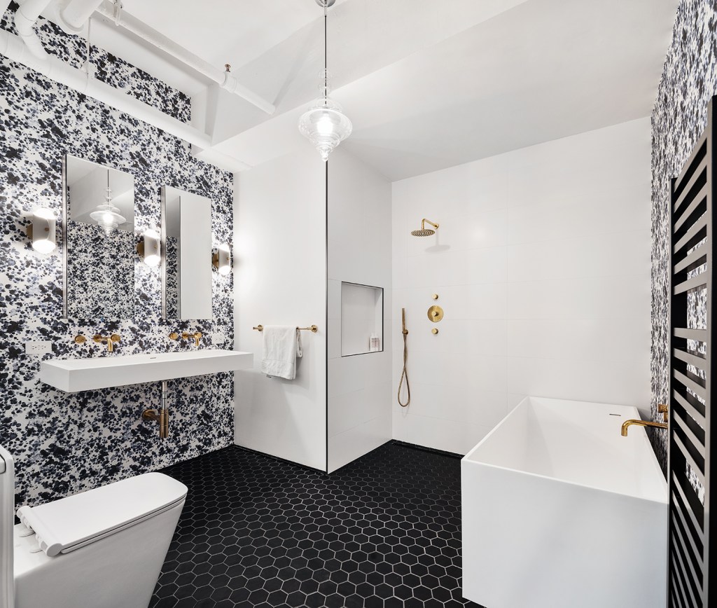 Banheiro grande com banheira e papel de parede