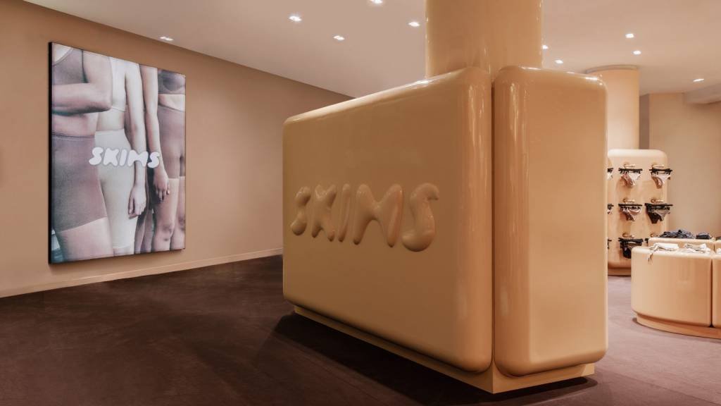 kim-kardashian-lanca-primeira-loja-pop-up-em-paris-dezeen-casacombr-1 kim-kardashian-lanca-primeira-loja-pop-up-em-paris-dezeen-casacombr-1