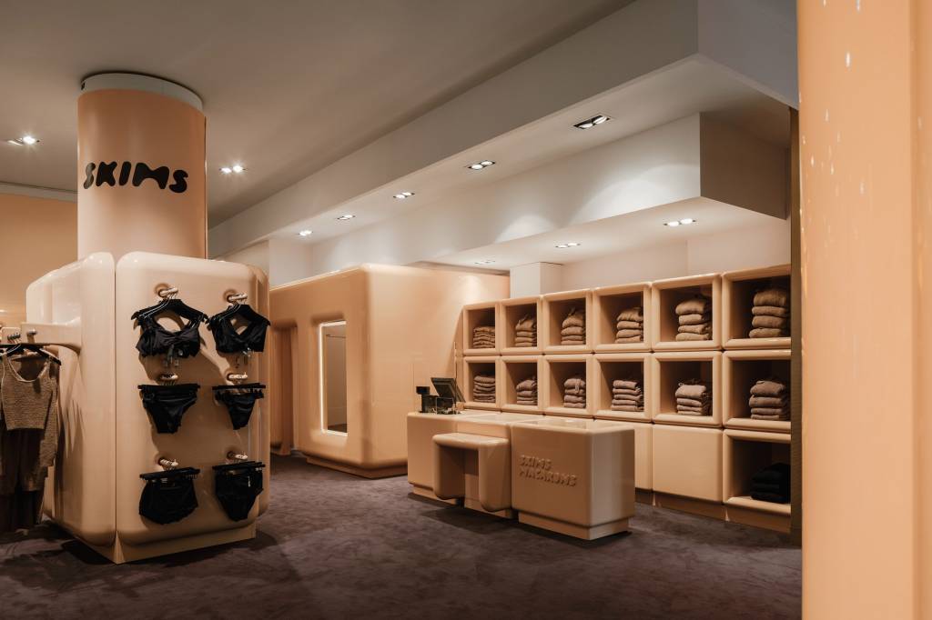 kim-kardashian-lanca-primeira-loja-pop-up-em-paris-dezeen-casacombr-13 kim-kardashian-lanca-primeira-loja-pop-up-em-paris-dezeen-casacombr-13