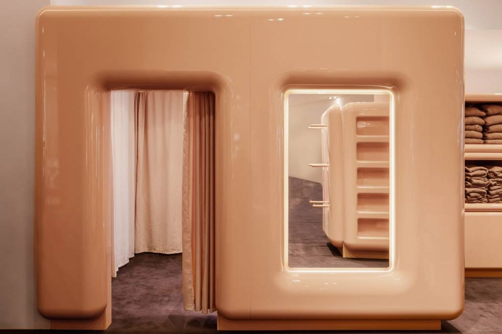 kim-kardashian-lanca-primeira-loja-pop-up-em-paris-dezeen-casacombr-3 kim-kardashian-lanca-primeira-loja-pop-up-em-paris-dezeen-casacombr-3