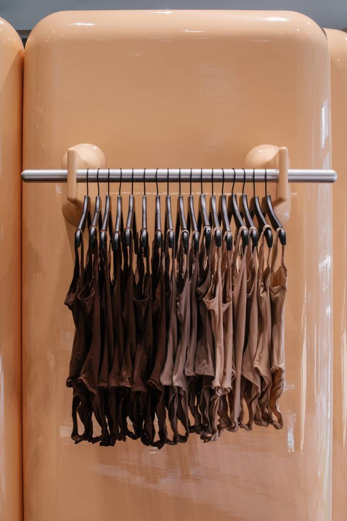kim-kardashian-lanca-primeira-loja-pop-up-em-paris-dezeen-casacombr-8 kim-kardashian-lanca-primeira-loja-pop-up-em-paris-dezeen-casacombr-8