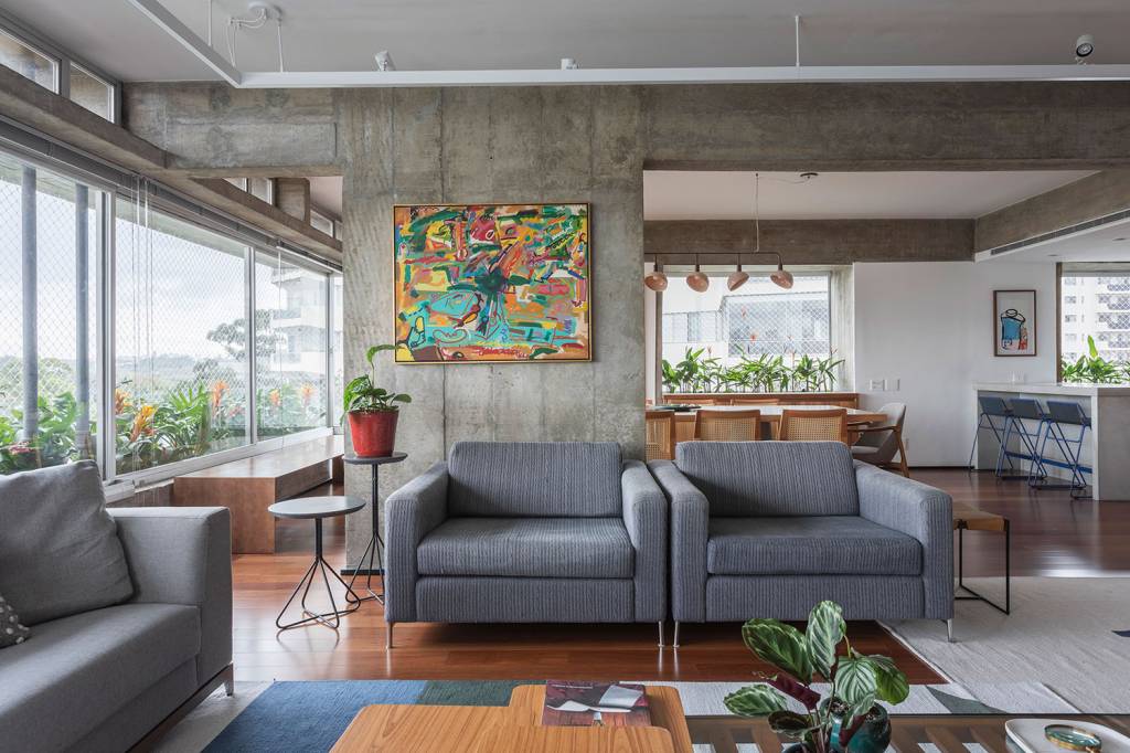 Marcenaria, cor e obras de arte são destaques em apê de 250 m²