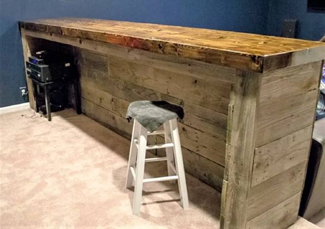 Bar de pallets &ndash; Quando voc&ecirc; tem um bar dom&eacute;stico grande para construir e est&aacute; com um or&ccedil;amento restrito, a escolha padr&atilde;o deve ser uma madeira maci&ccedil;a ultra-cara? Claro que n&atilde;o. Fa&ccedil;a como Rebecca Farrant fez e use t&aacute;buas de pallets desgastadas para instantaneamente lhe dar a apar&ecirc;ncia de um pub antigo.