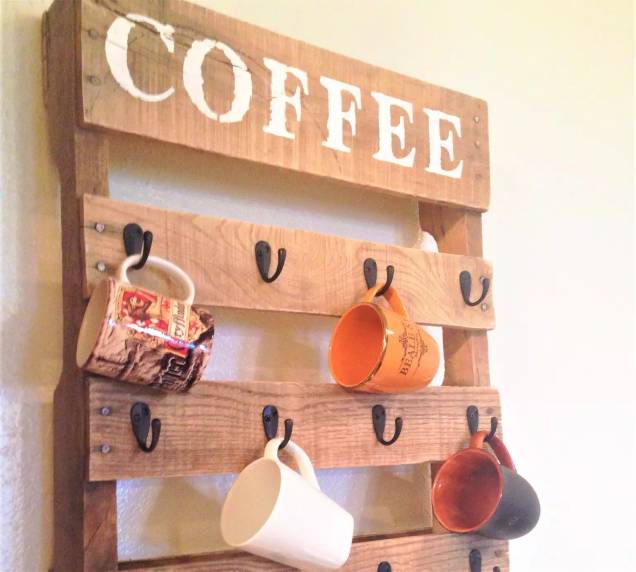 Suporte de canecas &ndash; Desenvolva suas habilidades de cria&ccedil;&atilde;o com este projeto DIY de um dia. Comece com o pallet de madeira mais limpo, corte-o em um tamanho menor e adicione ganchos de metal. O logotipo "Caf&eacute;" foi feito usando um est&ecirc;ncil, tinta e uma esponja de tinta.