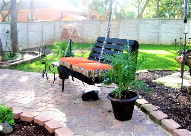 Balan&ccedil;o de pallets  &ndash; Pendure este balan&ccedil;o de pallets de madeira no teto de uma varanda, em um suporte ou no galho de uma &aacute;rvore do quintal. Este projeto DIY &eacute; t&atilde;o barato quanto o custo de uma corrente pesada, almofadas e um pouco de tinta.