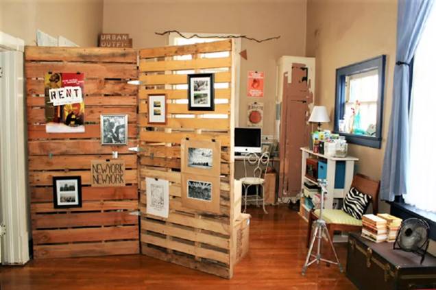 Divis&oacute;ria de quarto &ndash; Voc&ecirc; precisa de um pouco de privacidade? Depois de fazer esta divis&oacute;ria de pallets de madeira super simples, voc&ecirc; se perguntar&aacute; por que n&atilde;o fez isso antes. Apenas quatro pallets formam esta divis&oacute;ria autossustent&aacute;vel. Toneladas de espa&ccedil;o na divis&oacute;ria oferecem amplo espa&ccedil;o para aparafusar clipes e exibir as suas fotos favoritas de fam&iacute;lia e f&eacute;rias, bem como curiosidades, cart&otilde;es postais e ingressos de teatro.