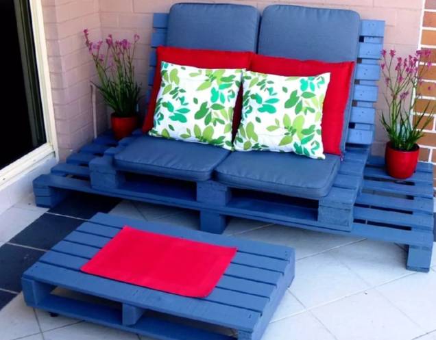 Cadeira de pallets para varanda &ndash; Que tal aproveitar o tempo bom para relaxar com um amigo em uma espregui&ccedil;adeira de pallets dupla de madeira com uma mesa de coquetel que combina? Cubra a cadeira com a sua tinta para exterior favorita e o espa&ccedil;o confort&aacute;vel da varanda est&aacute; garantido!