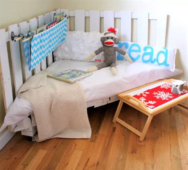 Cantinho da leitura &ndash; Seu filho vai adorar passar horas com os livros neste canto de leitura triangular de madeira. Apenas alguns pallets e rodinhas s&atilde;o suficientes para come&ccedil;ar esta adi&ccedil;&atilde;o alegre para qualquer quarto de crian&ccedil;a. Uma vez que se trata de uma crian&ccedil;a, tenha uma aten&ccedil;&atilde;o especial ao estado da superf&iacute;cie das t&aacute;buas. Preencha os buracos com massa de madeira, remova grampos e aplaine ou lixe farpas e outros pontos pontiagudos.