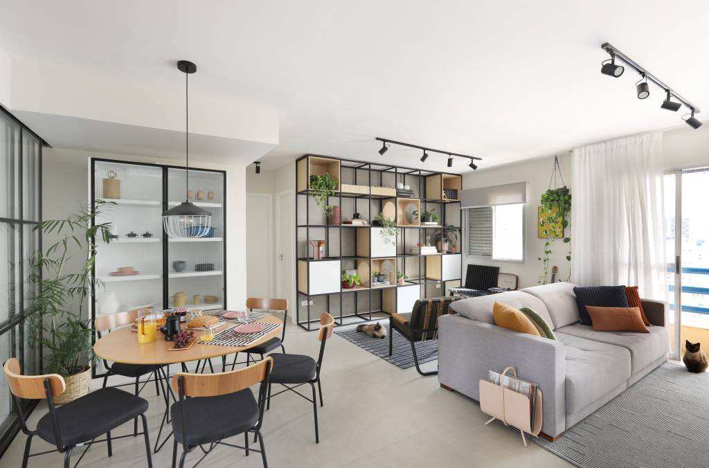 Estante funcional para gatos é destaque neste apê de 80 m²