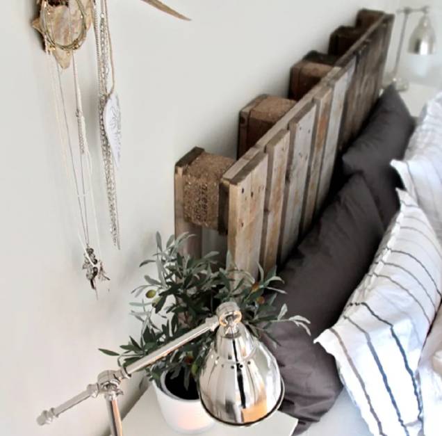 Cabeceira de cama &ndash; Satisfa&ccedil;a o seu eu r&uacute;stico-chique interior com esta inovadora cabeceira de cama em pallets. Pegue dois pallets, lave-os completamente sob press&atilde;o e deixe-os secar por v&aacute;rios dias antes de prend&ecirc;-los &agrave; estrutura da cama. Voc&ecirc; pode revestir com poliuretano acetinado ou deixar a madeira sem acabamento para garantir uma mistura do primitivo e do sofisticado.