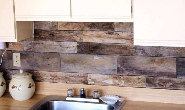 Backsplash &ndash; A empreendedora e negociante de antiguidades Dana, do blog de design Circa Dee, queria dar uma melhorada na sua cozinha antiquada. Alguns pallets depois e ela conquistou um backsplash super criativo! Ela cortou as placas em se&ccedil;&otilde;es de 45 cent&iacute;metros e deixou a madeira crua para o efeito m&aacute;ximo de desgaste. Como alternativa, voc&ecirc; pode optar por selar as placas do pallet para prote&ccedil;&atilde;o contra umidade.