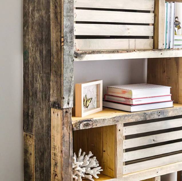 Estante de madeira &ndash; D&ecirc; aos seus livros preciosos um novo lar com esta estante r&aacute;pida e f&aacute;cil feita de pallets de madeira. A musicista Jen Woodhouse montou esta estante charmosa em um piscar de olhos com quatro pallets e alguns peda&ccedil;os extras.