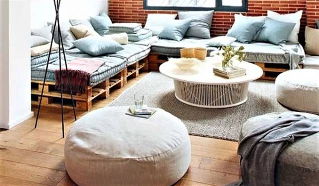 Base do sof&aacute; &ndash; Relaxe neste sof&aacute; com uma ta&ccedil;a de vinho com a certeza de que pagou muito menos por ele do que se o tivesse comprado em uma loja de m&oacute;veis. Isso porque uma camada dupla de pallets de madeira forma a sua base, e a sua &uacute;nica despesa s&atilde;o os tatames e os travesseiros da parte superior. Como um b&ocirc;nus, os pallets fornecem duas camadas de armazenamento para itens planos.