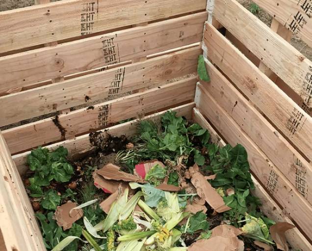 Composteira &ndash; Atr&aacute;s de uma caixa de compostagem que se constr&oacute;i sozinha? Quase. Os silos de compostagem sempre precisam de um n&uacute;mero generoso de ranhuras longas para aerar a mat&eacute;ria org&acirc;nica, de modo que os pallets formam as quatro paredes perfeitas do escaninho. Al&eacute;m dos pallets, foram utilizados tirantes para prend&ecirc;-los no lugar.