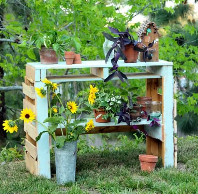 Suporte para vasos de planta &ndash; Dois pallets de madeira e uma camada de tinta azul &eacute; tudo o que &eacute; necess&aacute;rio para fazer este suporte para vasinhos de jardim. A designer de casa e jardim, Ananda, do blog de design A Piece of Rainbow, passou apenas uma tarde fazendo o banco funcional.