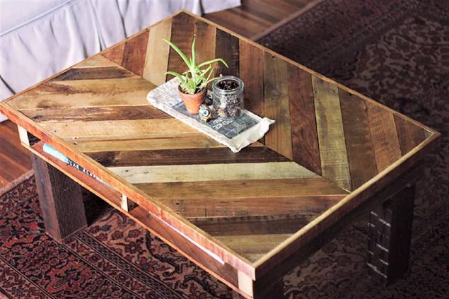Centro de mesa de chevron &ndash; As t&aacute;buas de madeira com padr&atilde;o chevron aumentaram o interesse visual nesta mesa de centro DIY dos artes&atilde;os Caitlin e Manda, do The Merry Thought. Todas as placas de pallets s&atilde;o coladas e pregadas diretamente em uma base de madeira compensada para suporte estrutural.