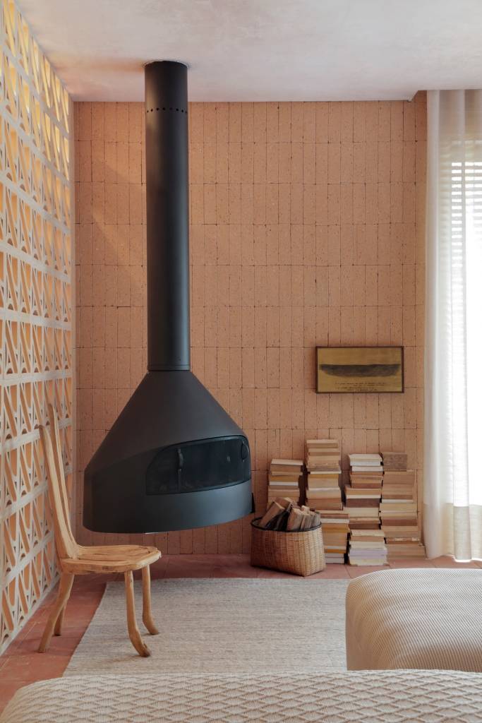 No Est&uacute;dio Hygge, assinado por Melina Romano para a CASACOR S&atilde;o Paulo 2019, o teto recebeu uma cor que acompanha o tom dos tijolos da parede. Um tom que passa o mesmo efeito &eacute; o Decora Efeito Cimento Queimado na cor Tubar&atilde;o Branco, da Coral.