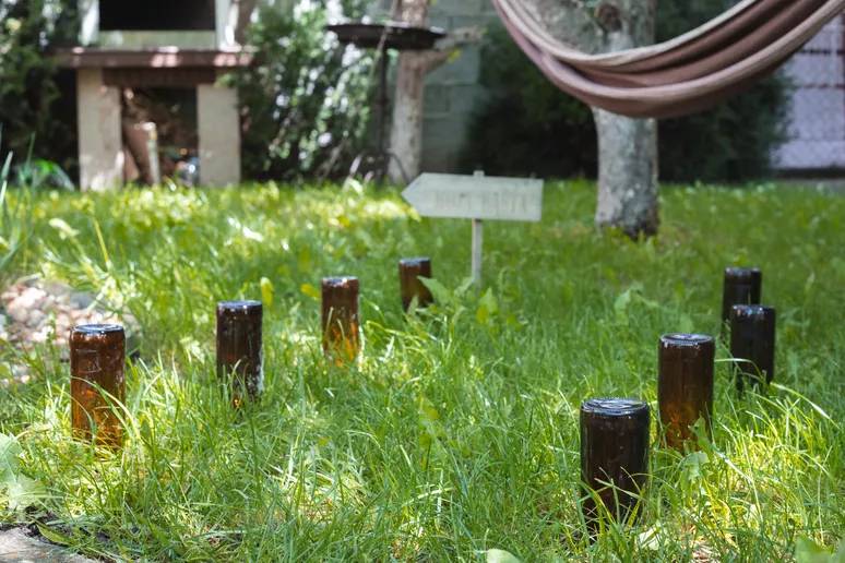 ideias-para-reaproveitar-garrafas-de-vidro-no-jardim-casa.com-treehugger-4-sanja-kostic ideias-para-reaproveitar-garrafas-de-vidro-no-jardim-casa.com-treehugger-4-sanja-kostic