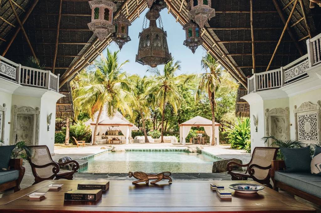 Um-tour-pela-luxuosa-e-arejada-villa-de-Naomi-Campbell-01 Um-tour-pela-luxuosa-e-arejada-villa-de-Naomi-Campbell-01