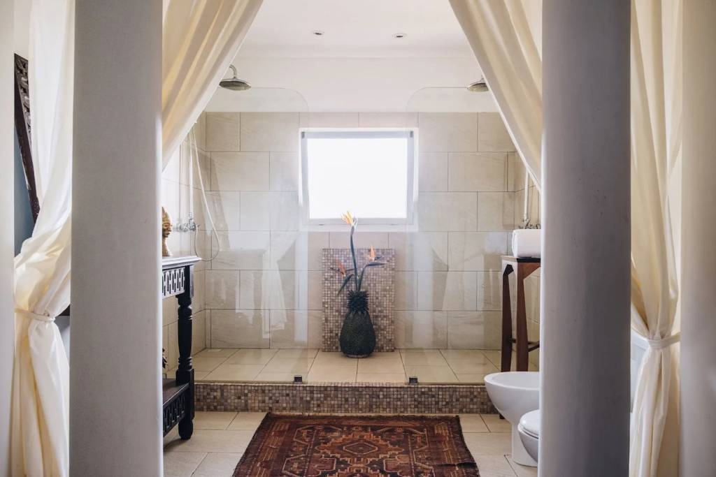 Um-tour-pela-luxuosa-e-arejada-villa-de-Naomi-Campbell-03 Um-tour-pela-luxuosa-e-arejada-villa-de-Naomi-Campbell-03