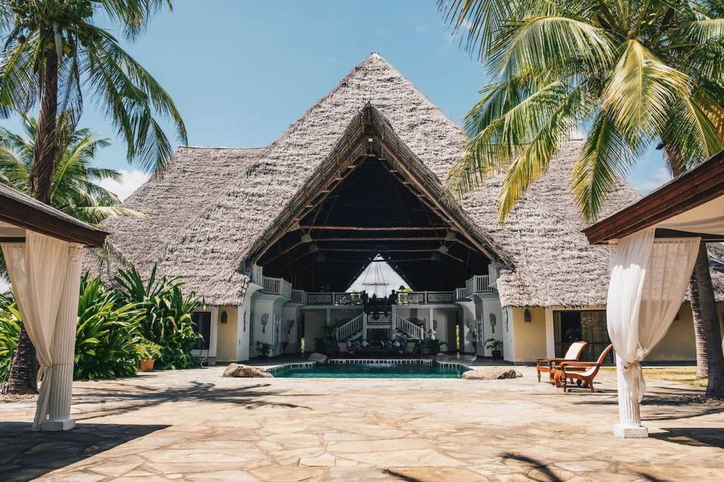 Um-tour-pela-luxuosa-e-arejada-villa-de-Naomi-Campbell-11 Um-tour-pela-luxuosa-e-arejada-villa-de-Naomi-Campbell-11