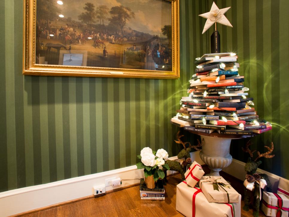 inspiracoes-de-arvores-de-natal-sem-a-parte-da-arvore-casa.com-16-hgtv-ken-cedeno árvore de natal de livros