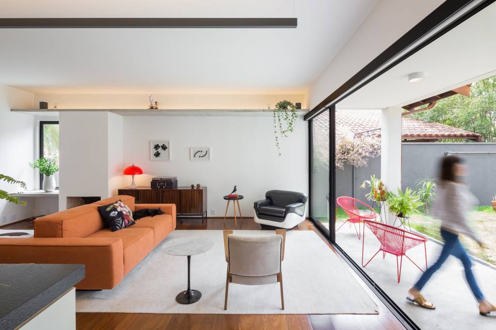 Casa de vila de 225 m² recebe integração, luz natural e conexão com jardim