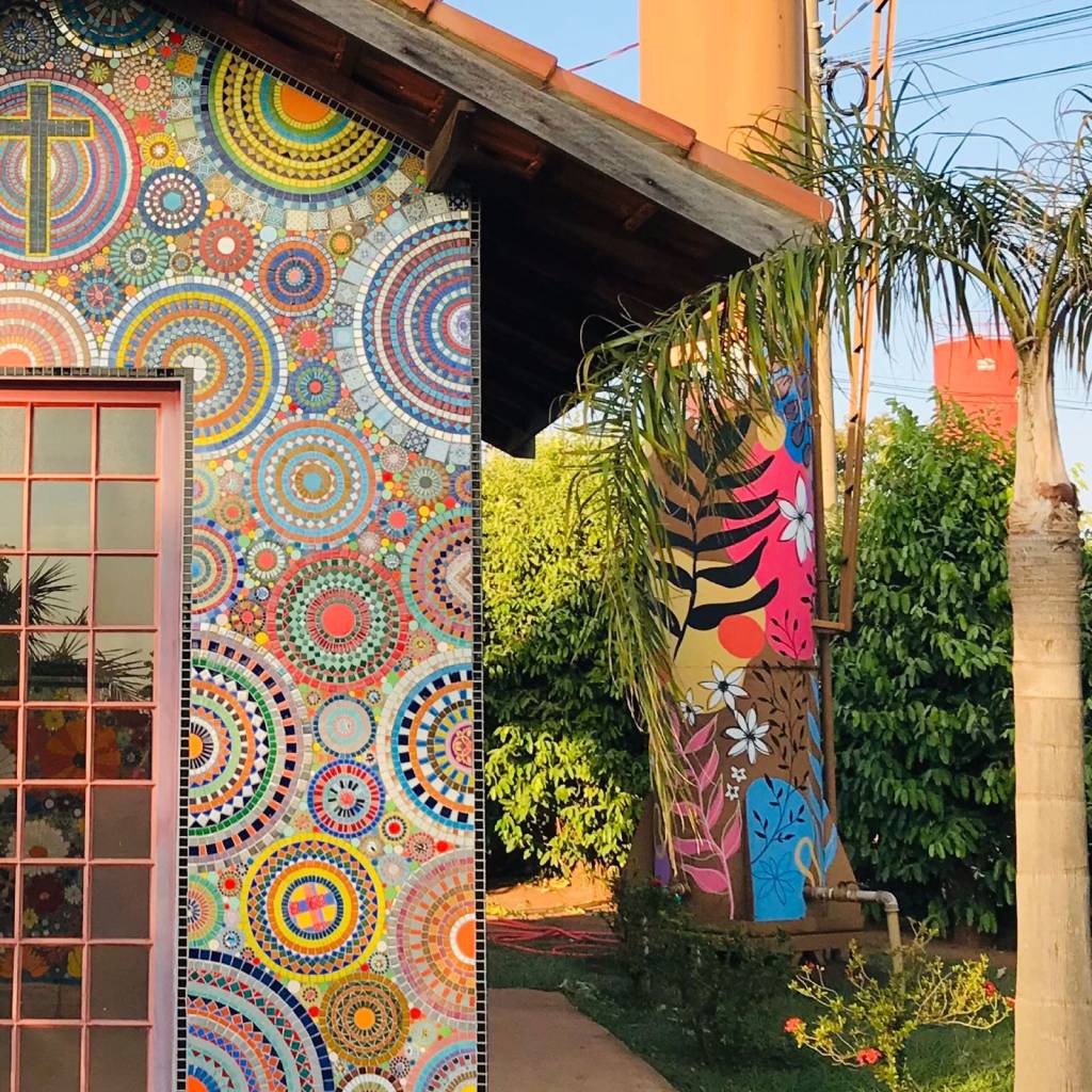Do mosaico à pintura: conheça o trabalho da artista Caroline Gonçalves