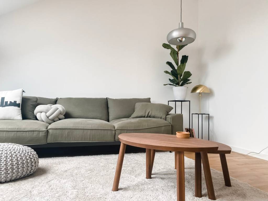 3-decoracao-minimalista-sala-sofa-verde-escuro-unsplash-katja-rooke 3-decoracao-minimalista-sala-sofa-verde-escuro-unsplash-katja-rooke