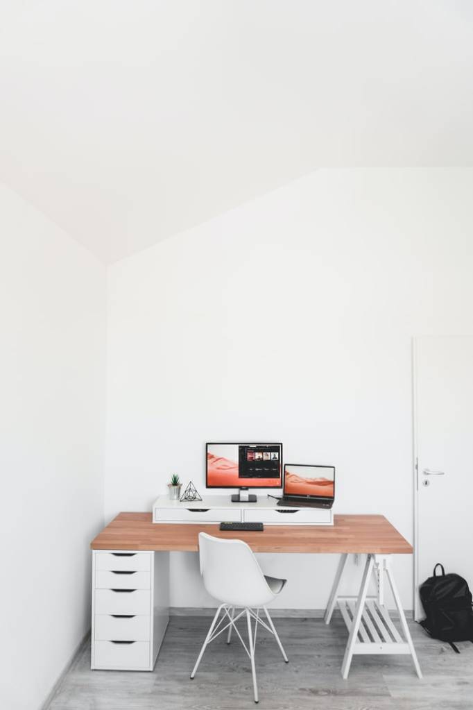 34-decoracao-minimalista-home-office-branco-unsplash-alexandru-acea 34-decoracao-minimalista-home-office-branco-unsplash-alexandru-acea