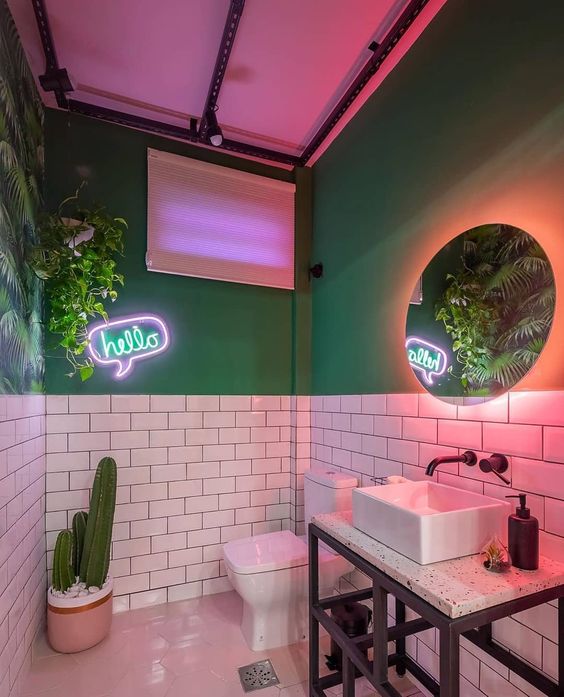 4-dicas-para-criar-um-ambiente-instagramável-04 Banheiro verde, branco e rosa com luz neon embutida no espelho
