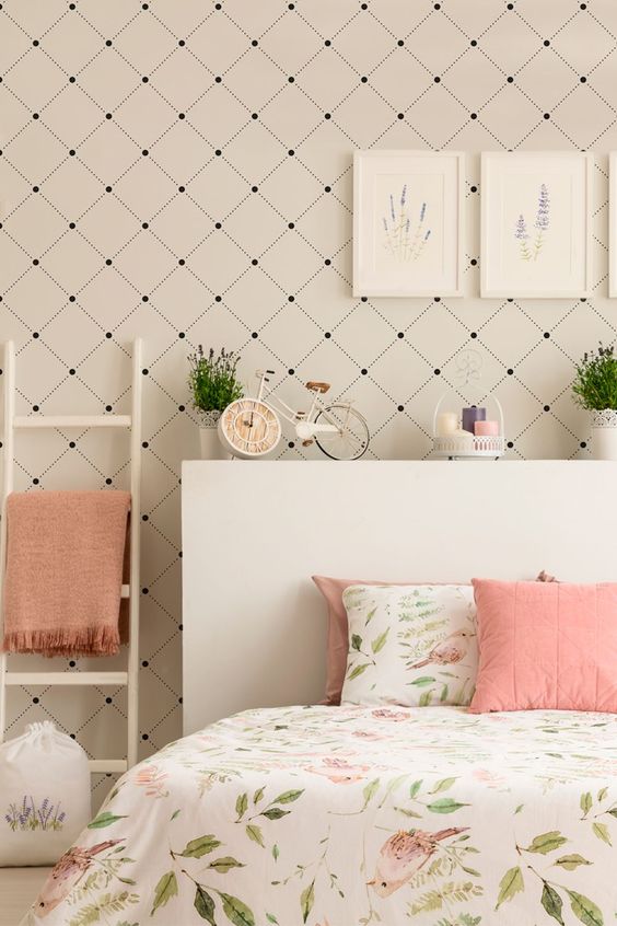 Dicas-para-decorar-com-papéis-de-parede-05 Quarto com papel de parede em padrão quadrado